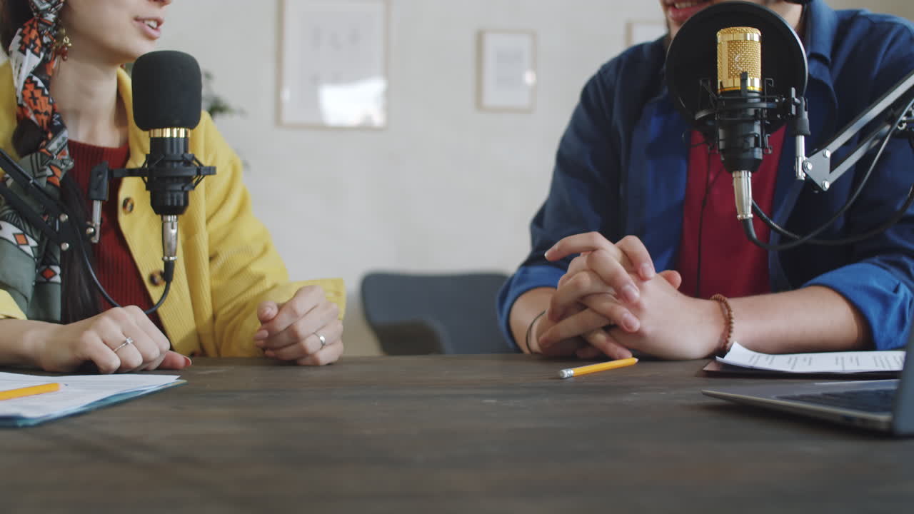 남성과 여성  ⁇ 캐스터가 마이크로 말하고 있습니다.