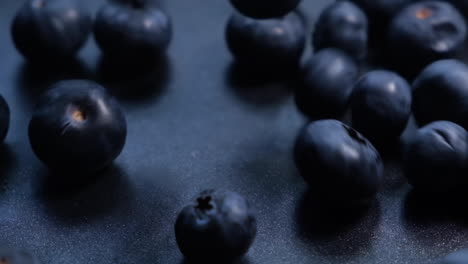 los arándanos están cayendo. alimentos orgánicos y saludables