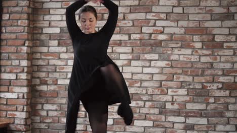 bailarina de ballet con un vestido negro