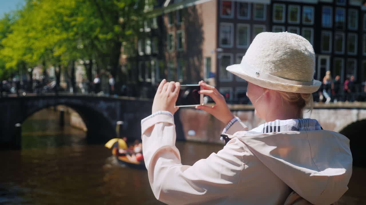 여자는 암스테르담의 사진을 찍는다