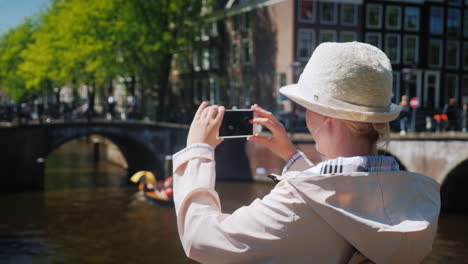 woman takes pictures of amsterdam