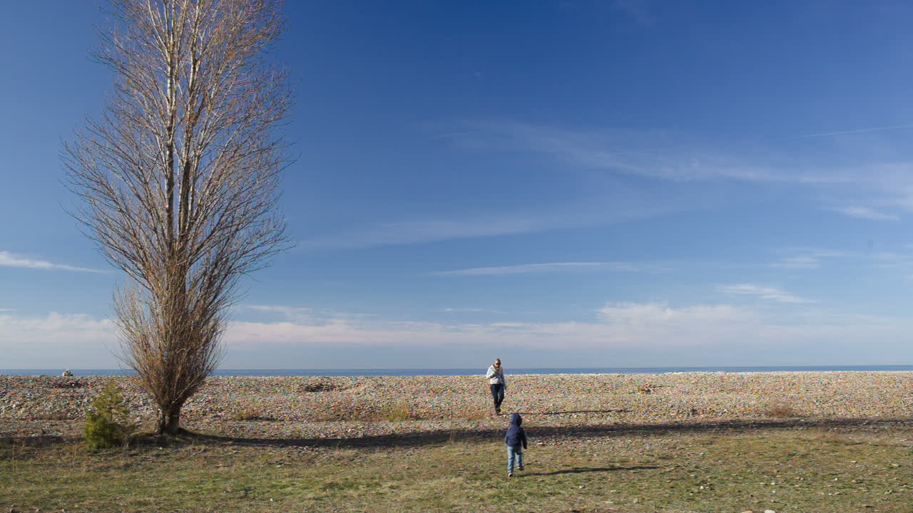 niño corriendo a su madre al aire libre