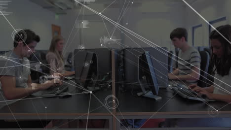 animación de la red de conexiones entre diversos estudiantes universitarios que usan computadoras en la escuela