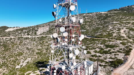 volando junto a una torre de telecomunicaciones en la montaña