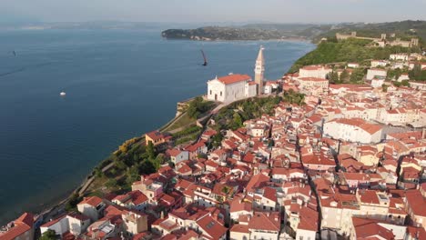 Iglesia-Católica-En-La-Cima-Del-Acantilado-En-Piran,-Eslovenia