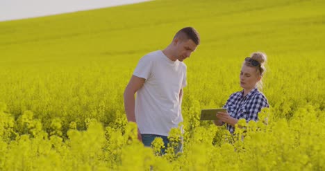 Farmers-Discussing-While-Using-Tablet-Computer-At-Farm-5