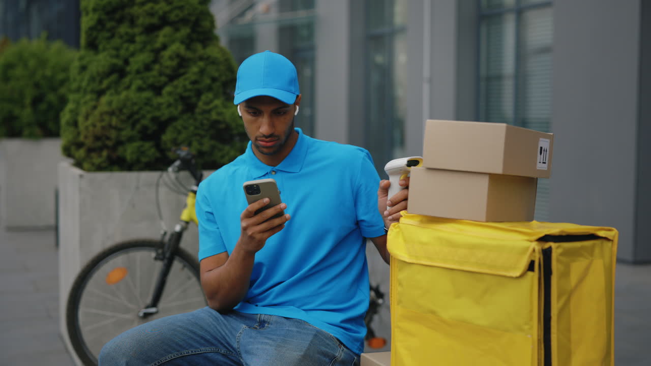 persona de entrega con los paquetes