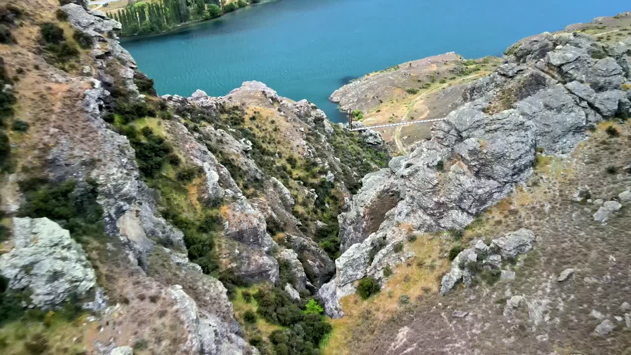 Vista aerea panoramica di scogliere e lago