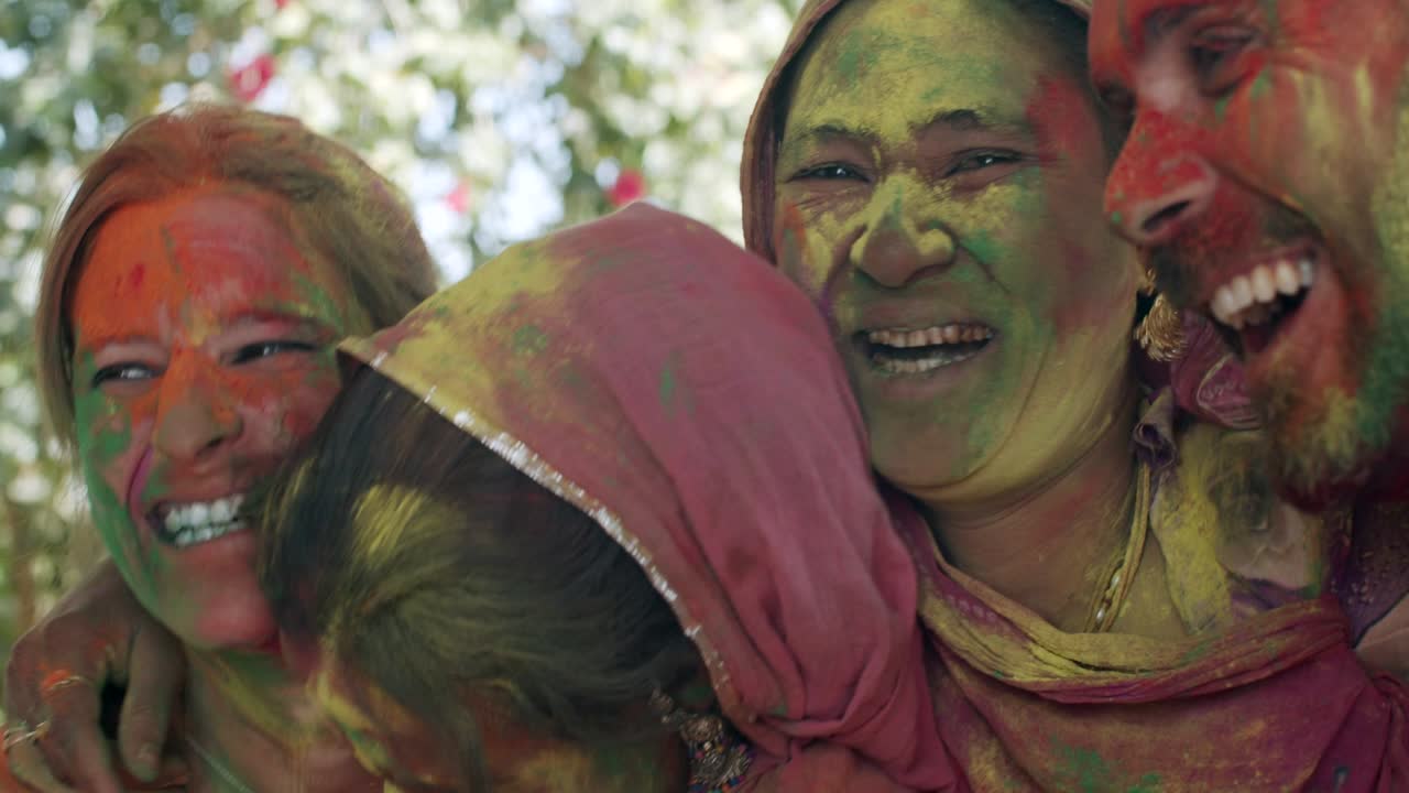 홀리 (holi) 는 인도에서 유래된 유명한 고대 힌두교 축제입니다.