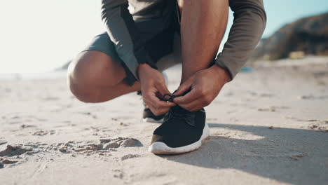 Pies,-Corredor-Y-Zapatos-Atados-En-La-Playa-Para-Correr.