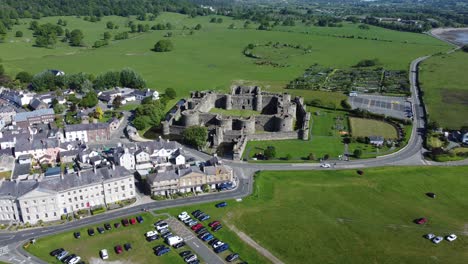 Soleado-Turístico-Beaumaris-Castillo-Pueblo-Aéreo-Lento-Descendiente-Ver-Antiguo-Anglesey-Fortaleza-Punto-De-Referencia