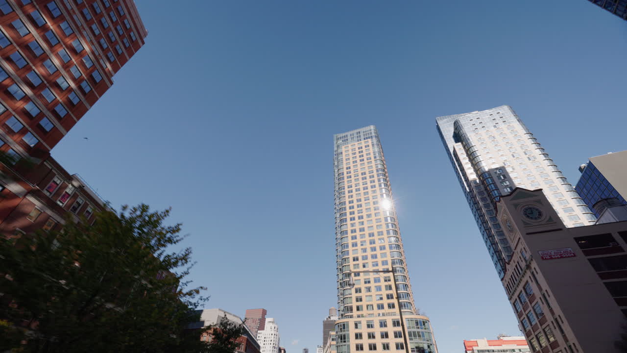 Grattacieli moderni e torri residenziali a Brooklyn, New York City, vista dal basso dello skyline urbano con cielo blu, USA