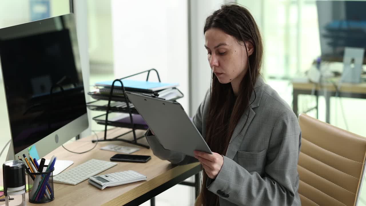 mujer trabajando en un escritorio en la oficina