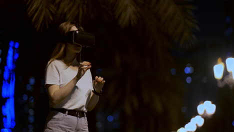 Una-Joven-Con-Gafas-De-Realidad-Virtual-En-Una-Gran-Metrópolis-Simula-El-Trabajo-En-La-Interfaz-De-Realidad-Virtual-Del-Juego-Del-Programa.-El-Concepto-De-Realidad-Aumentada