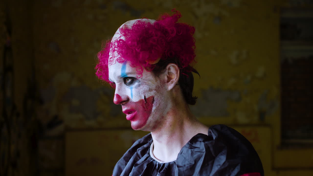 버려진 집에서 무서운 조롱거리