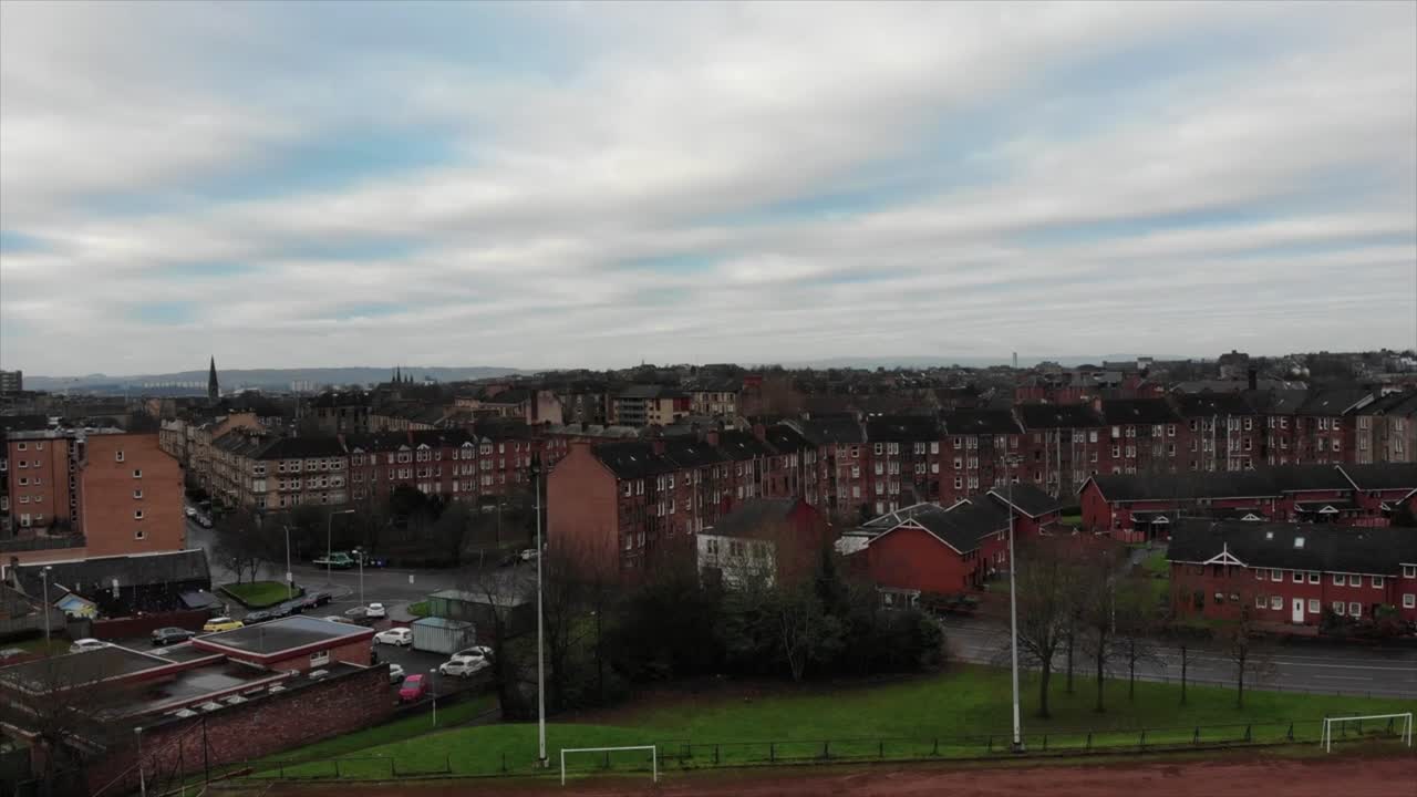 casas residenciales suburbanas de la ciudad de glasgow junto al campo de fútbol escocia, reino unido