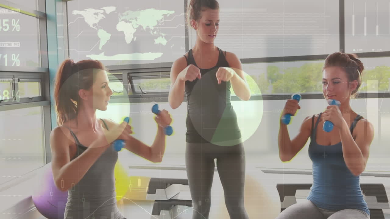 인포그래픽 인터페이스의 애니메이션, 백인 여성 트레이너가 여성에게 덤벨 운동을 가르니다.