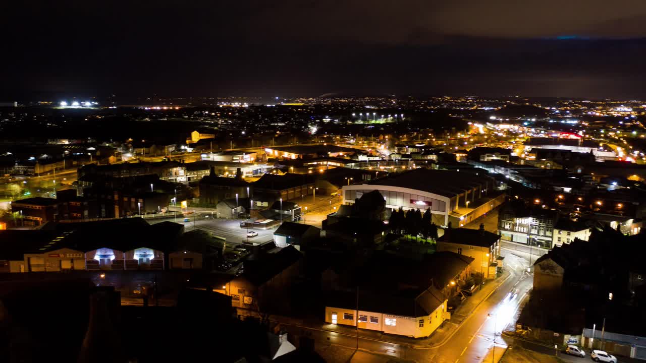Un time-lapse notturno aereo di Fenton, a Stoke-on-Trent, Staffordshire, nel cuore delle Midlands, panoramica del paesaggio urbano inglese, Regno Unito