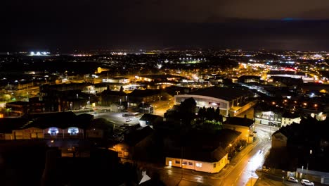 un lapso de tiempo nocturno aéreo, lapso de tiempo de fenton, en stoke on trent, staffordshire en el corazón de la región central, panorámica del paisaje urbano inglés, reino unido