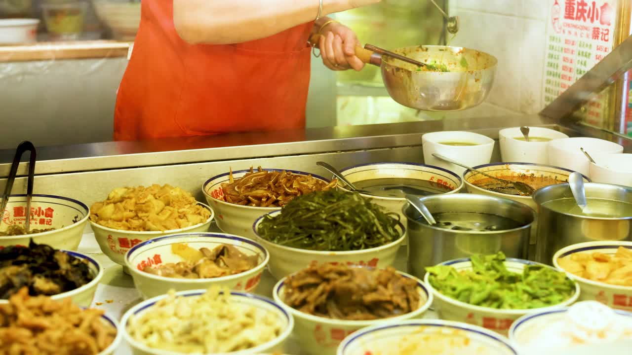 chef montando platos con varios ingredientes