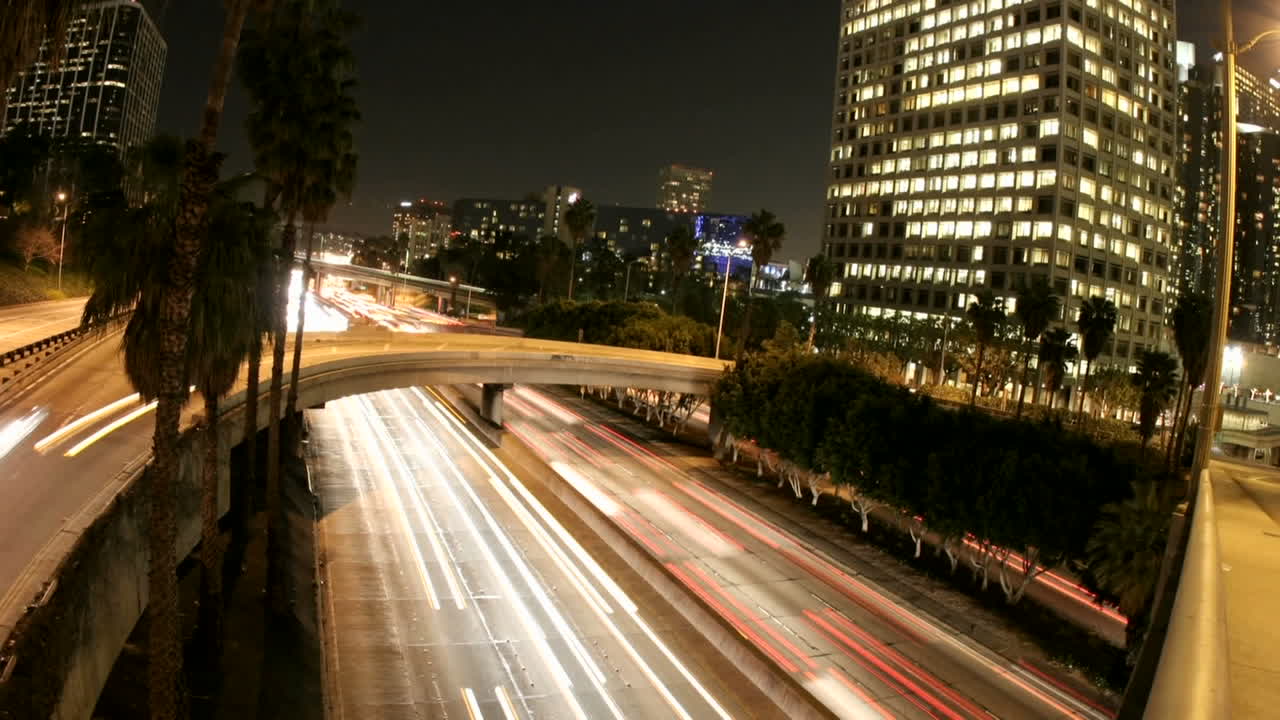 timelapse del tráfico de la ciudad de los ángeles en una carretera del centro por la noche