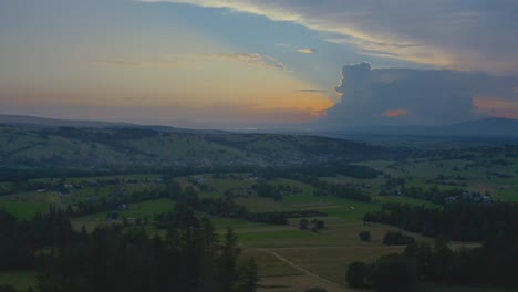 Dramatische-Luftaufnahme-Von-Dörfern-Auf-Dem-Land-In-Der-Abenddämmerung-In-Dzianisz,-Podhale,-Kleinpolen