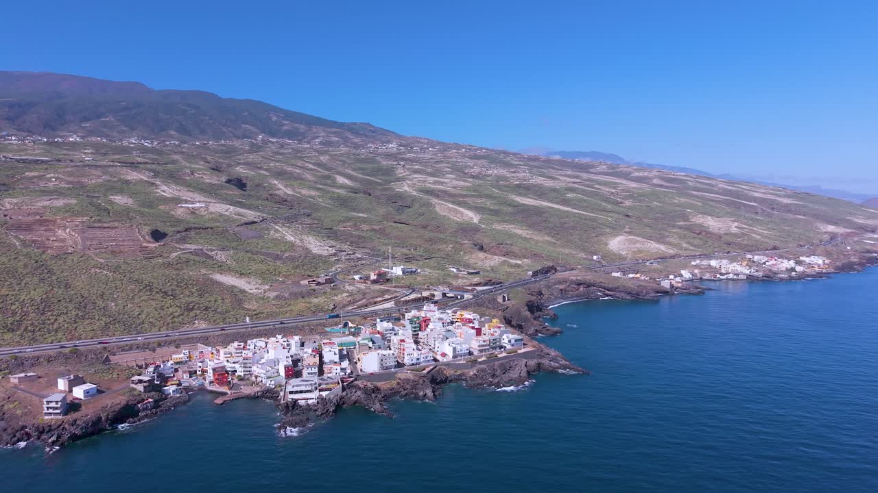 Villaggio costiero di El Tablado con oceano e colline, vista panoramica pacifica