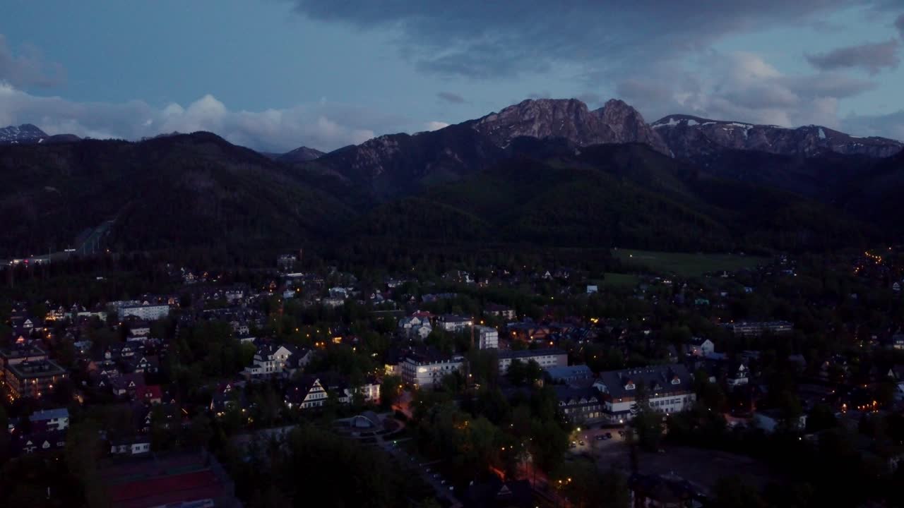 Sorvolo serale di Zakopane, Polonia, località di villeggiatura sullo sfondo dei Monti Tatra, e la sua splendida architettura tradizionale Goral