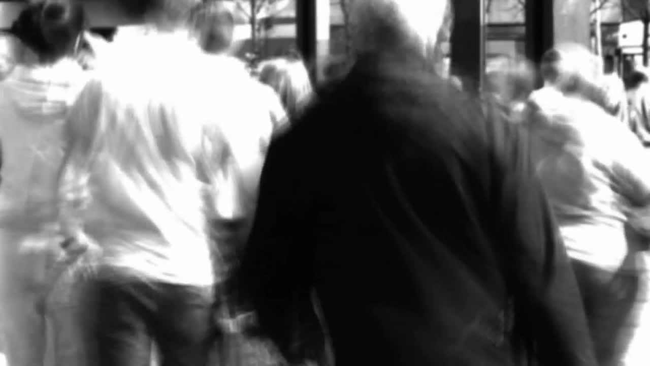 는 사람들의 군중