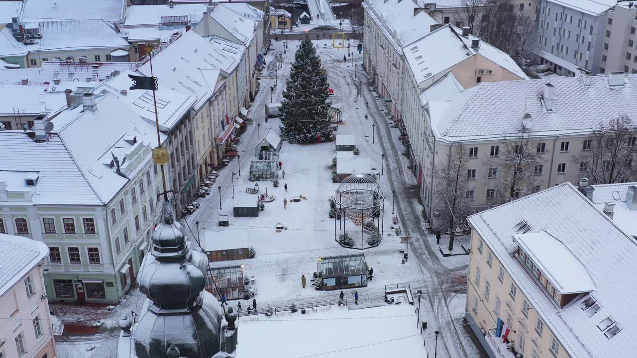 tartus 시청 타워의 드론 샷