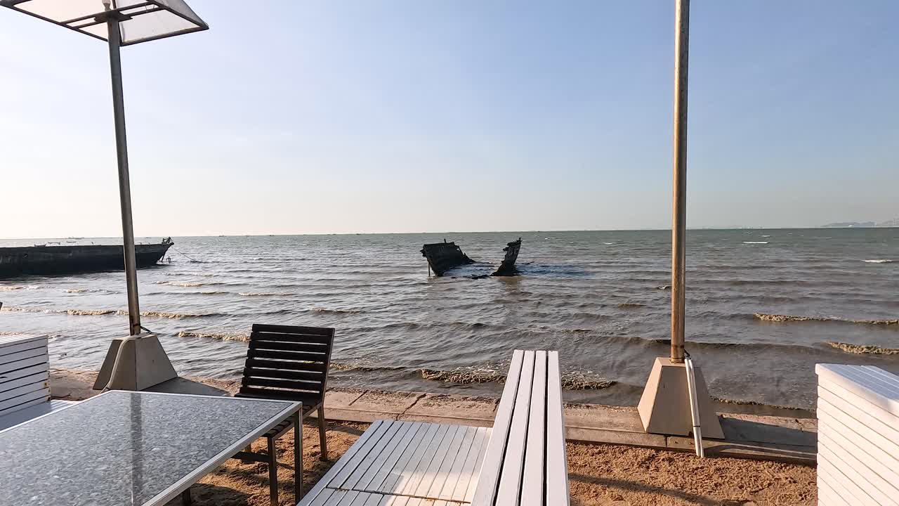 пустой приморский ресторан с видом на лодки