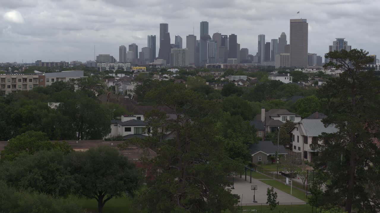 vista de drones del centro de houston desde el parque memorial