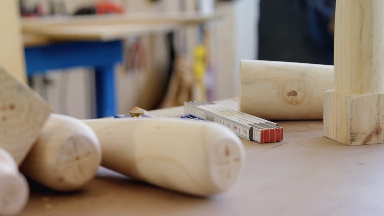 테이블 4k의 나무 기둥의 클로즈업