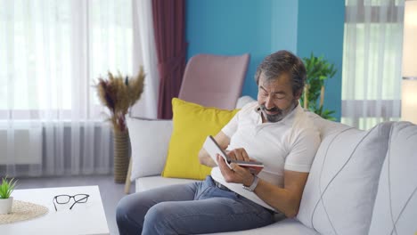 The-man-who-broke-up-with-his-wife-looks-at-the-marriage-album.