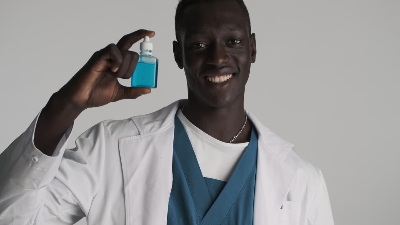 el doctor afroamericano en el fondo gris.