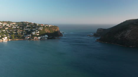 Westliche-Und-östliche-Felsklippen-Des-Kopfes-An-Der-Mündung-Der-Lagune-Von-Knysna-In-Südafrika