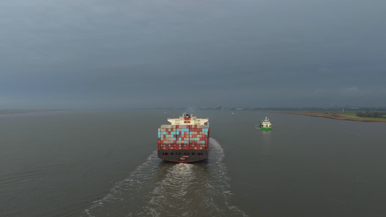 Buque de carga navegando el río Elba, escena de transporte en el norte de Alemania