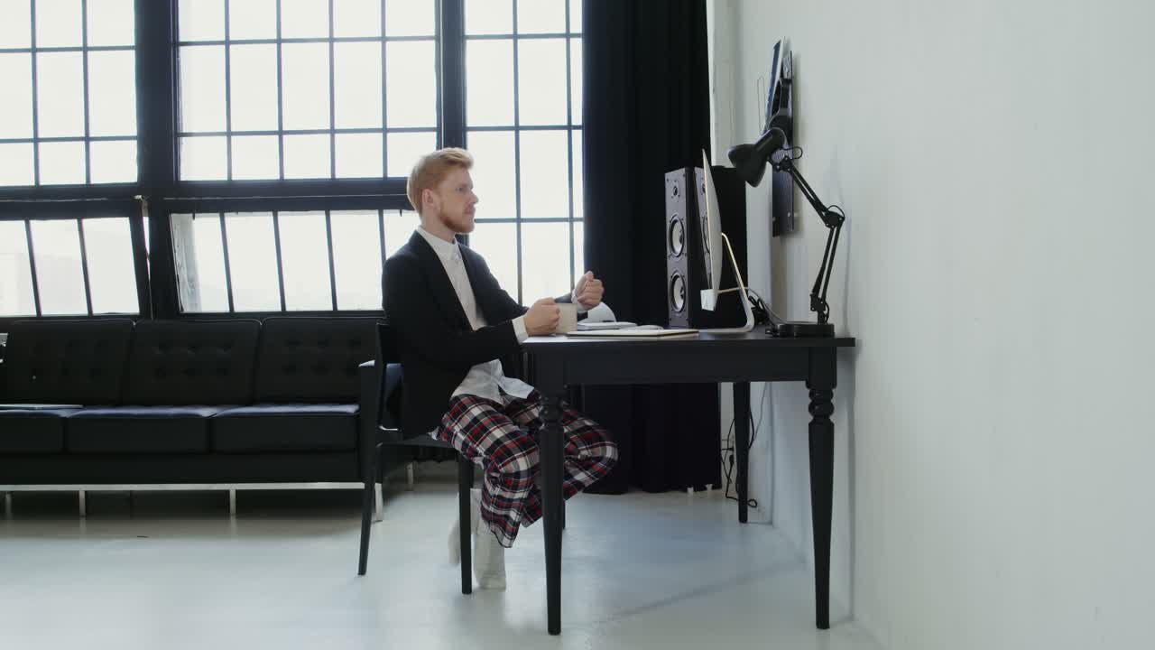 집에서 일하는 잠옷을 입은 남자