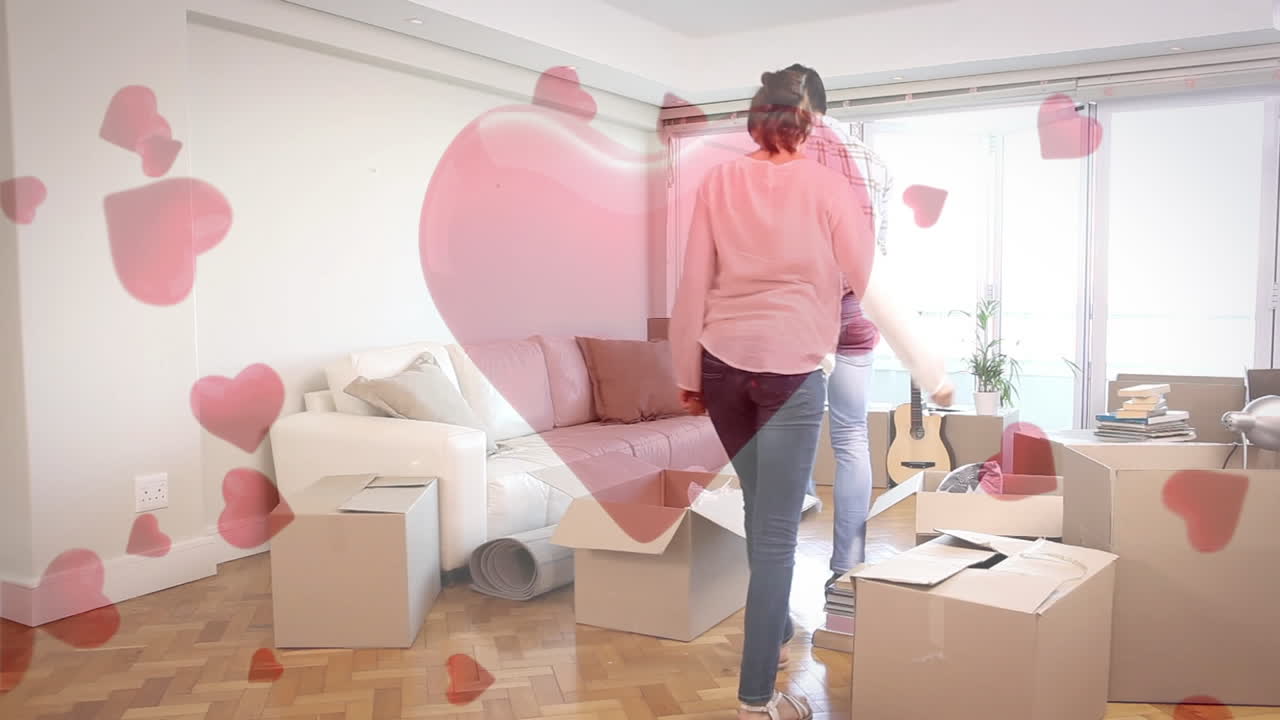 카드보드 상자 를 들고 있는 부부