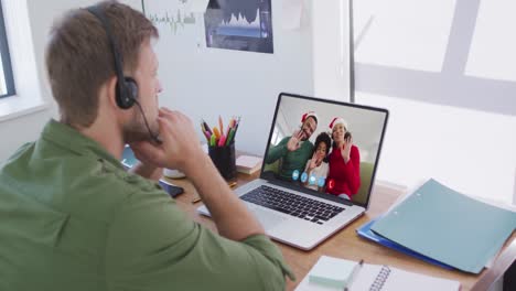 Hombre-Caucásico-Usando-Una-Computadora-Portátil-En-Un-Video-Chat-Con-Su-Familia-Durante-La-Navidad-En-Casa