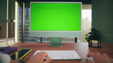 Mujer-Desconocida-Escribiendo-Maqueta-De-Primer-Plano-De-Computadora.-Brazos-Del-Director-Trabajando-Pantalla-Verde