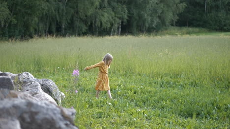 Jovencita-Soñando-Con-Una-Futura-Carrera-Mientras-Baila-En-El-Campo-De-Verano,-A-Cámara-Lenta