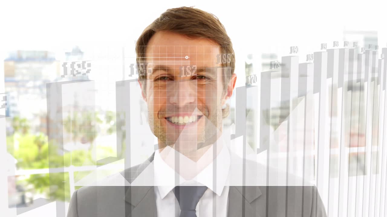 animación de gráficos con números cambiantes, patrón de cuadrícula, hombre caucásico sonriente de pie en la oficina