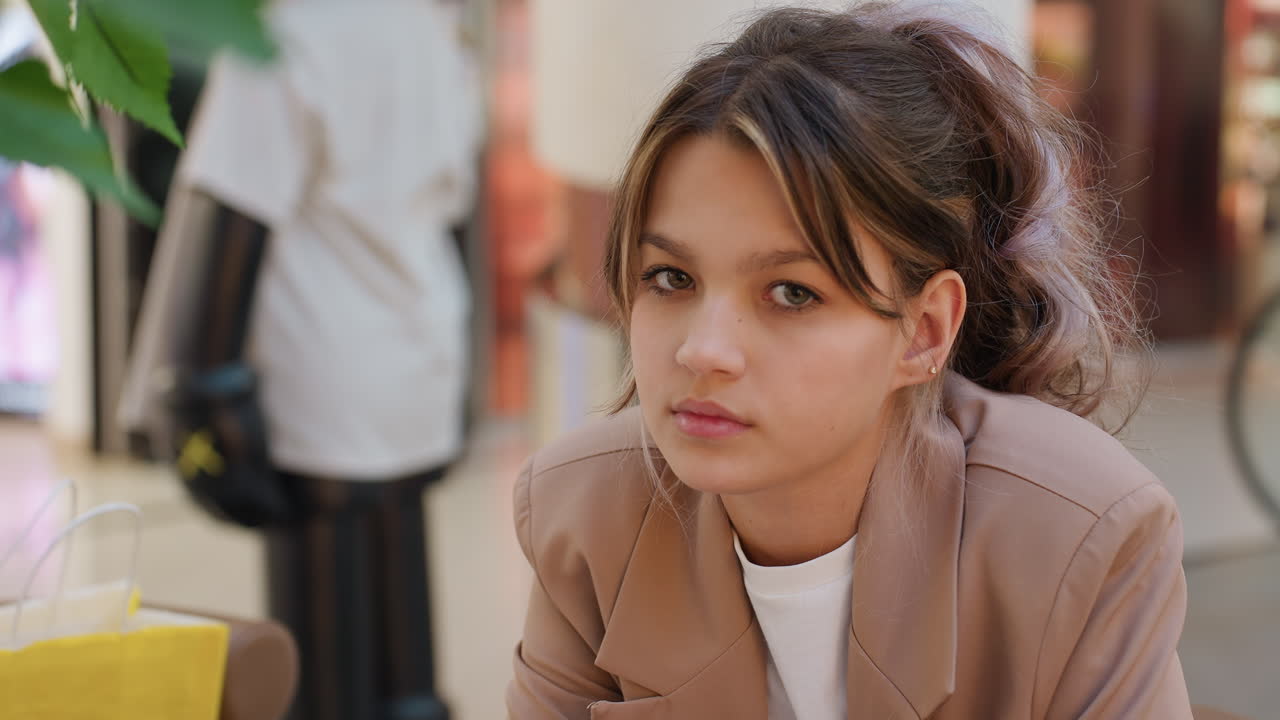 젊은 여성이 평화롭게 디저트를 즐기고 있어요. 쇼핑백과 함께 카페에 있는 신부, 편안한 분위기의 젊은 여성, 쇼핑백과 자연광 속에서 디저트를 즐기는 십 대 소녀