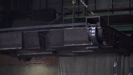 ensamblaje de maquinaria industrial en una fábrica