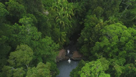 Pequeña-Cascada-Vista-Desde-Arriba