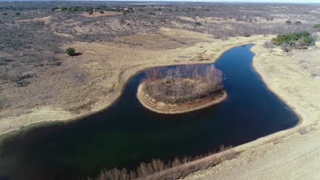 Vuelo-Aéreo-De-Drones-Sobre-Estanque-E-Isla-Cerca-De-Richland-Springs-Texas