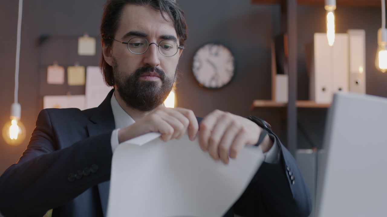 Empresario estresado triturando papeles
