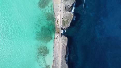 Vista-Aérea-Cinematográfica-Descendiendo-De-Arriba-Hacia-Abajo-Drone-Disparó-Puente-De-Ventana-De-Vidrio-Vacío-En-La-Isla-De-Eleuthera-En-Las-Bahamas---Separando-El-Océano-Atlántico-Del-Mar-Caribe