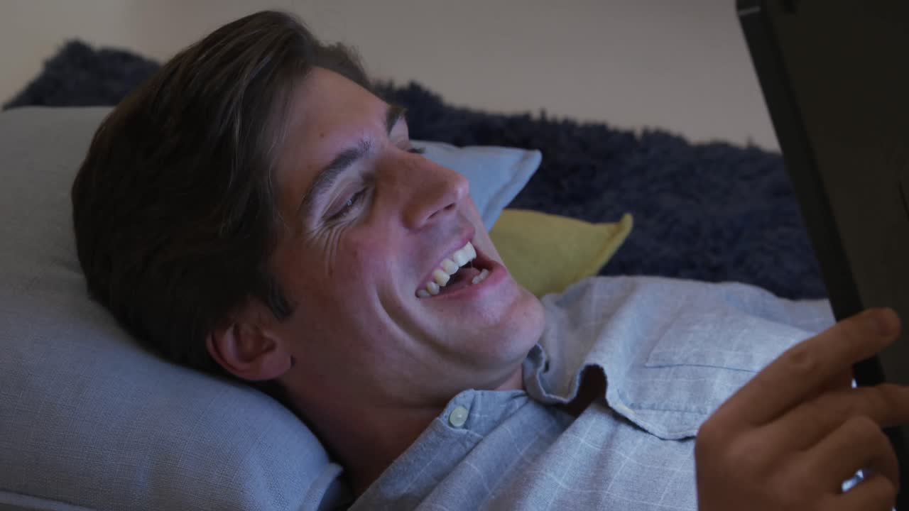 hombre caucásico usando una tableta digital